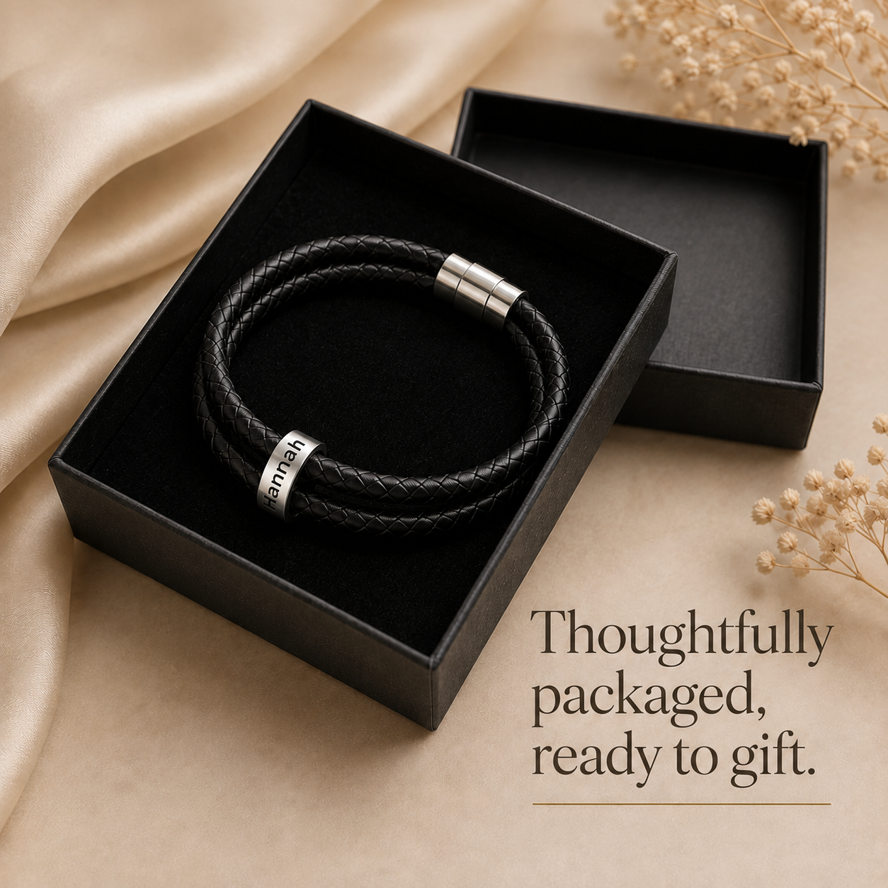 Leather bracelet size and detail of magnetic clasp